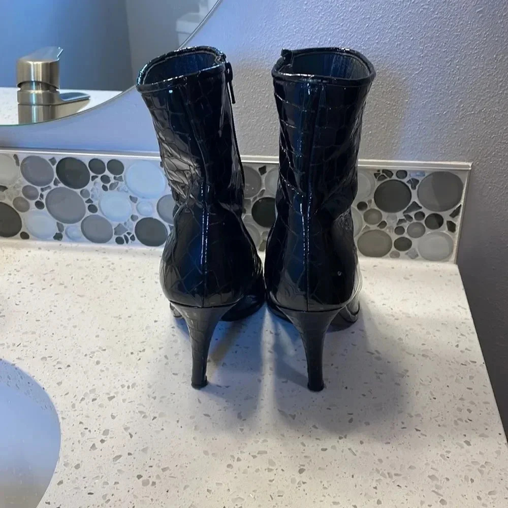 St John woman’s patent leather boots - Picture 6 of 15